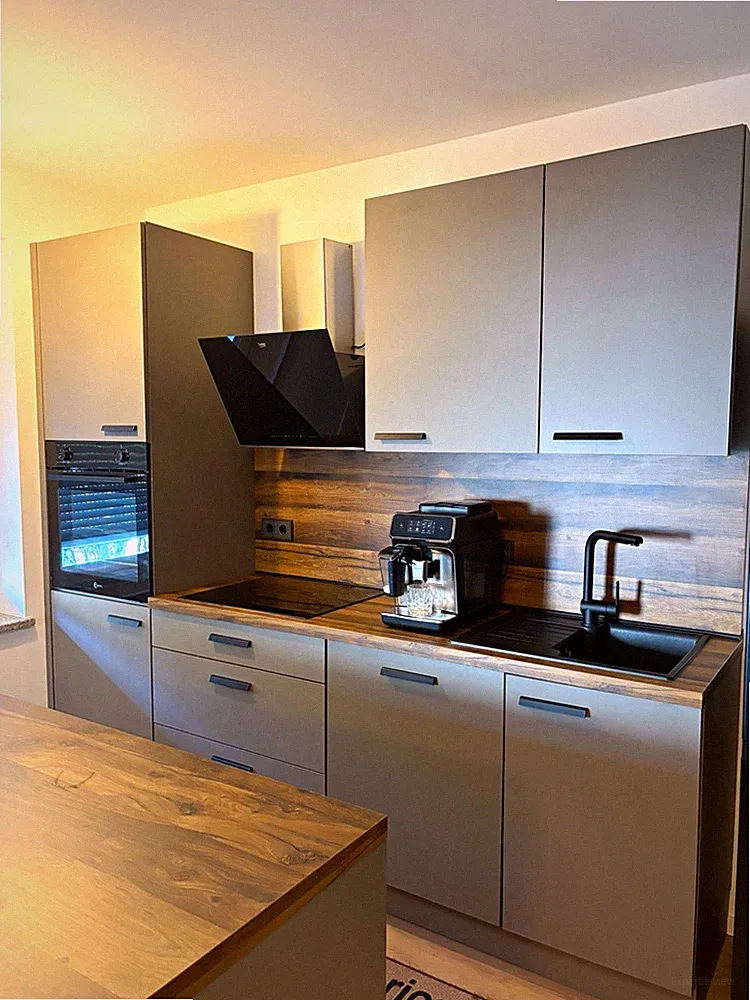 Einbauküche Grau-Matt / 2,55m mit Holzoptik-Arbeitsplatte, mit Geräten 4.000€ VP