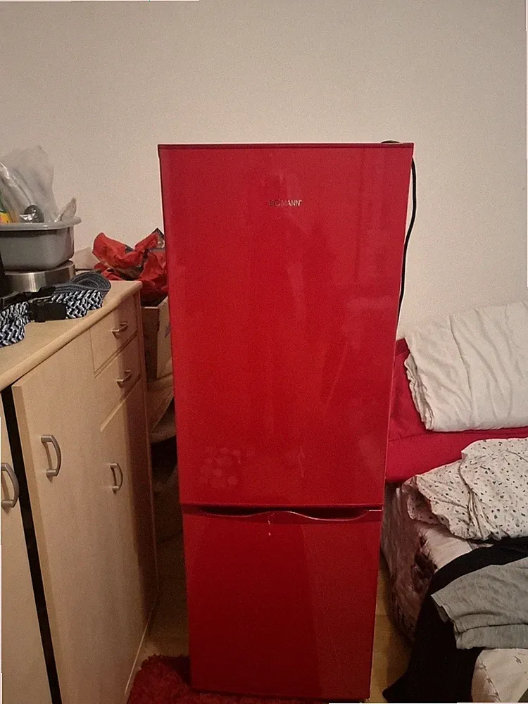Kühlschrank mit Gefrierfach, Freistehend, Rot.Modell:Bomann. Preis 180€.